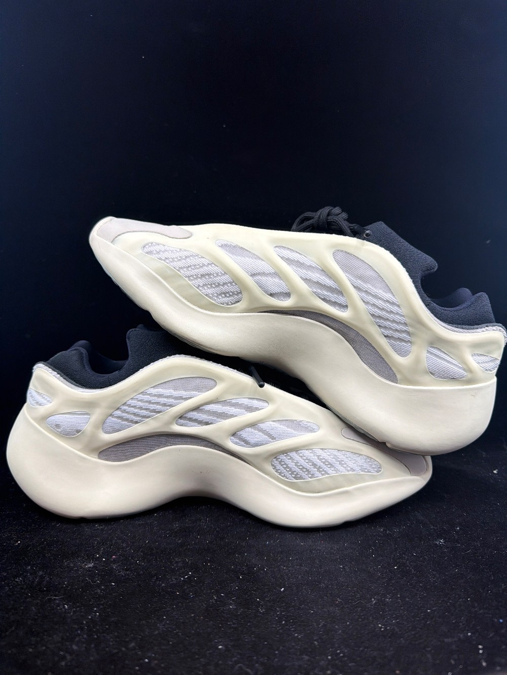 *USED* YEEZY 700 V3 - AZAEL