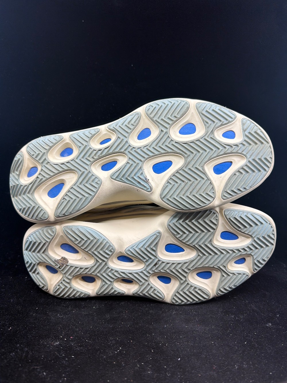 *USED* YEEZY 700 V3 - AZAEL