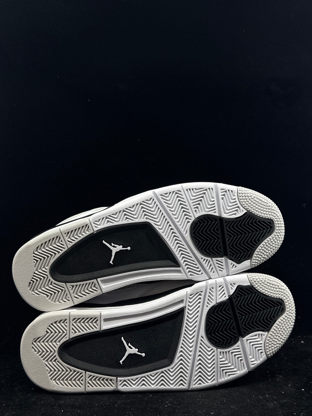 AJ 4 - MILITARY BLACK