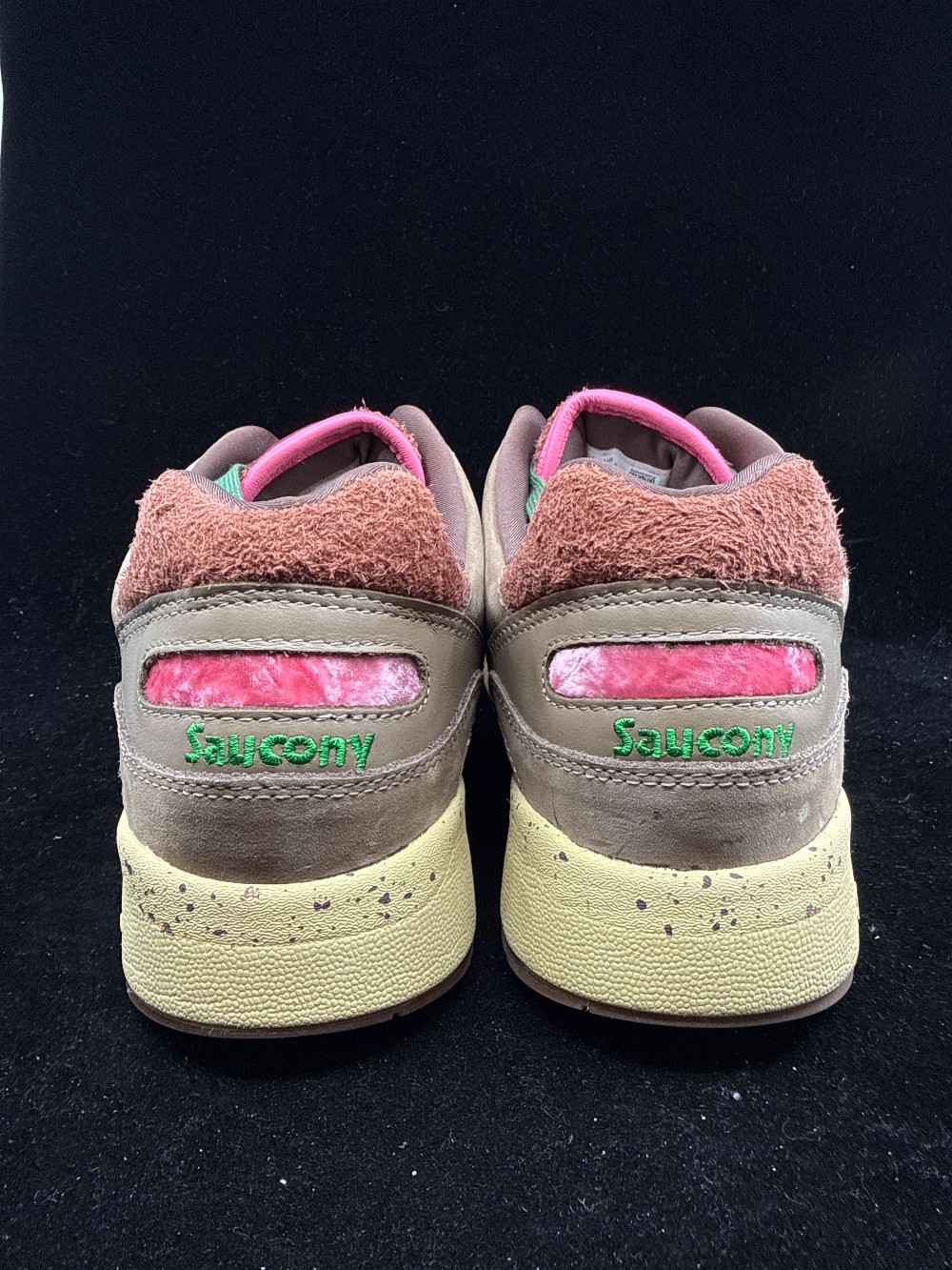 *USED* SAUCONY SHADOW 6000 - FEATURE CHOCOLATE CHIP