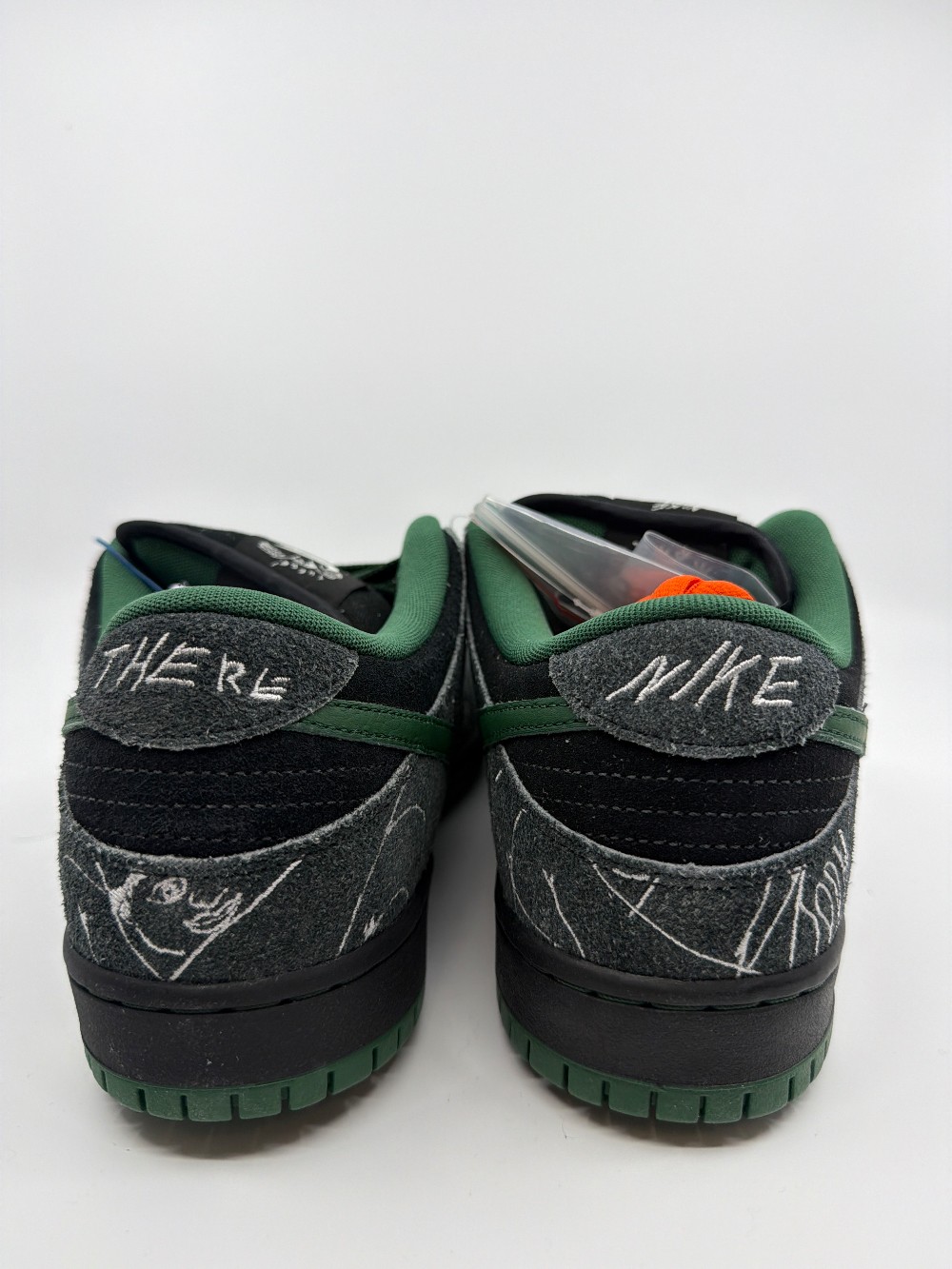 *SPECIAL BOX* NIKE SB DUNK LOW - THERE SKATEBOARDS