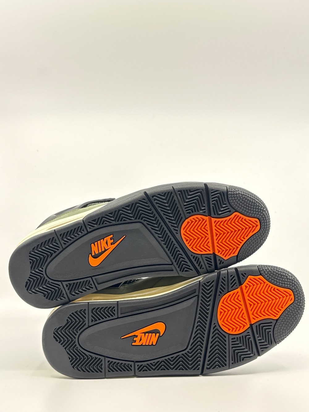 *NO BOX* AJ 4 X UNDEFEATED