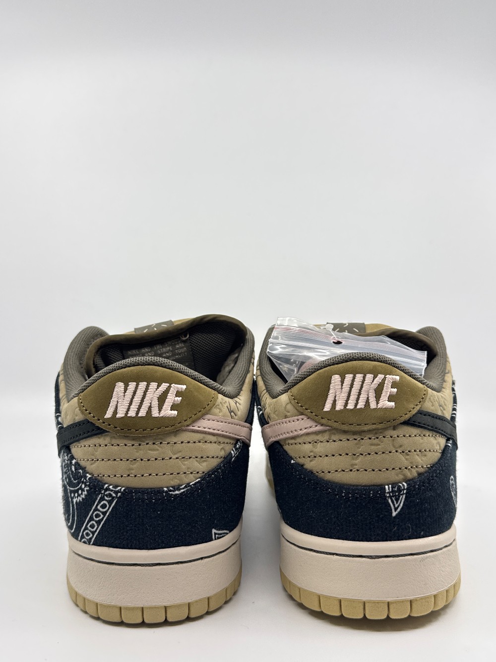 NIKE SB DUNK LOW - TRAVIS SCOTT (SPECIAL BOX)