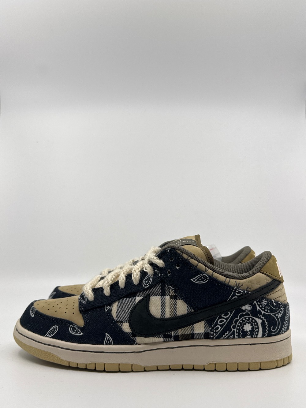 NIKE SB DUNK LOW - TRAVIS SCOTT (SPECIAL BOX)