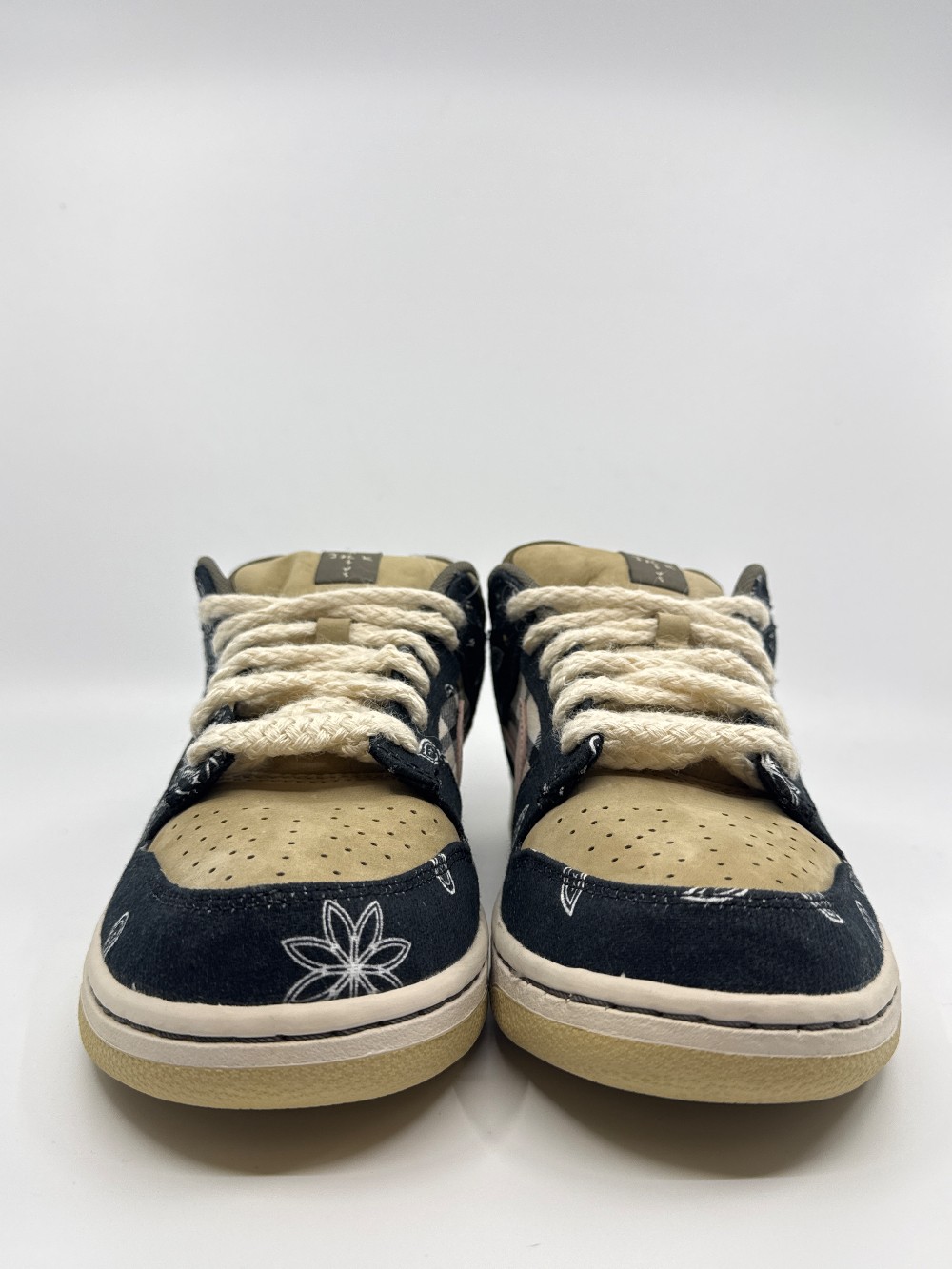 NIKE SB DUNK LOW - TRAVIS SCOTT (SPECIAL BOX)