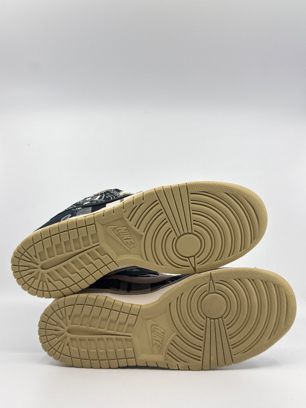 NIKE SB DUNK LOW - TRAVIS SCOTT (SPECIAL BOX)