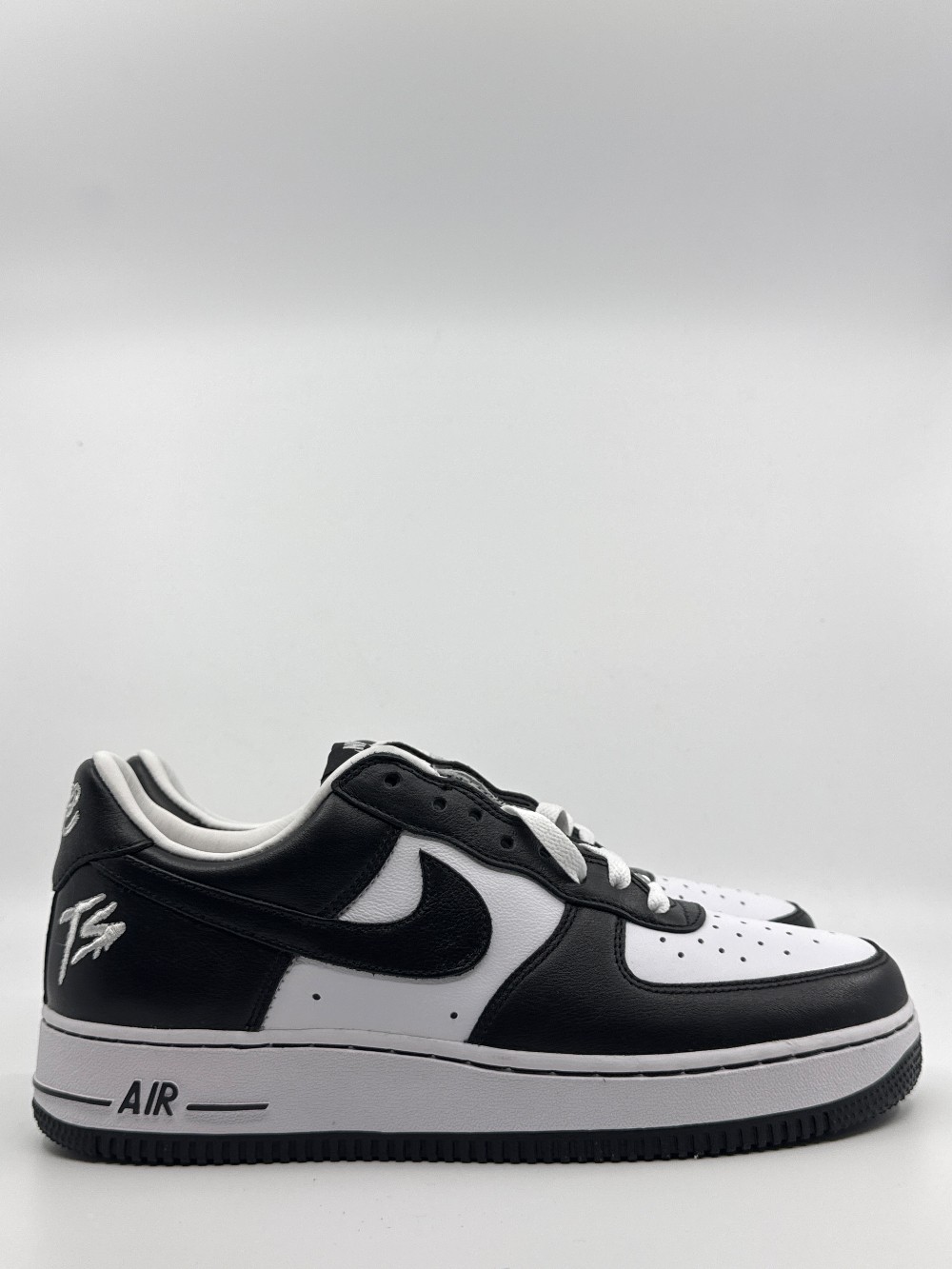 NIKE AIR FORCE 1 - TERROR SQUAD BLACKOUT