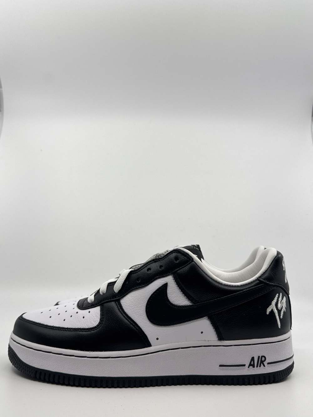 NIKE AIR FORCE 1 - TERROR SQUAD BLACKOUT