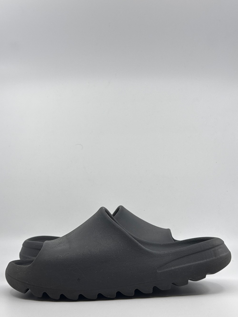 *USED* YEEZY SLIDE - DARK ONYX