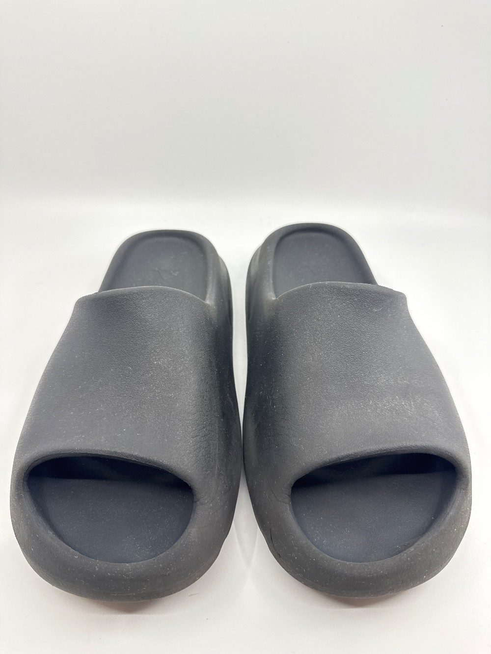 *USED* YEEZY SLIDE - DARK ONYX