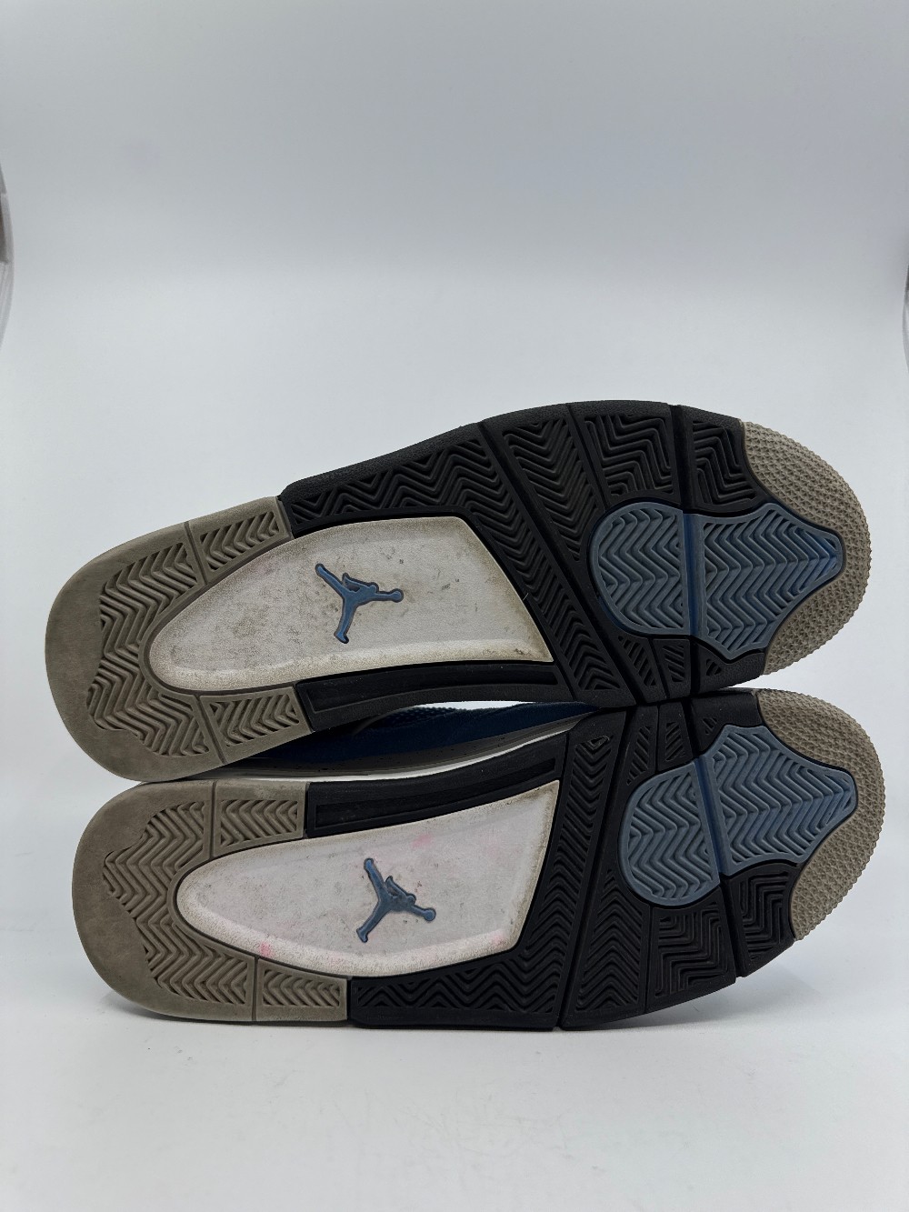 *USED* AJ 4 - UNIVERSITY BLUE