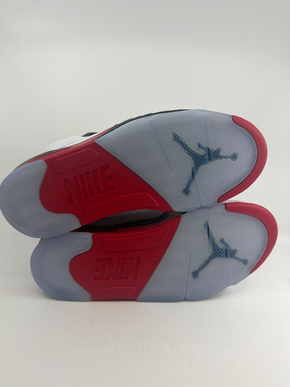 AJ 5 - FIRE RED BLACK TONGUE (2025)