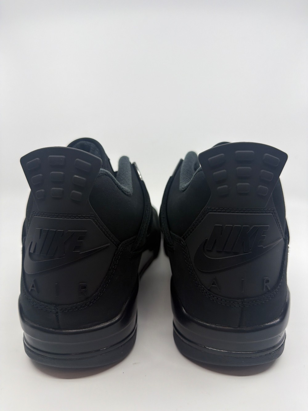 AJ 4 - BLACK CAT (2025)