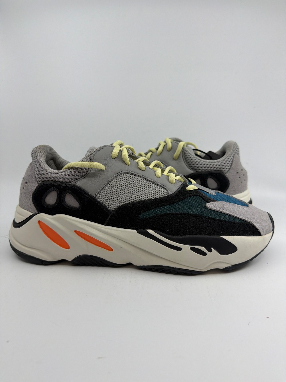 *USED/NO BOX* YEEZY 700 BOOST - WAVE RUNNER