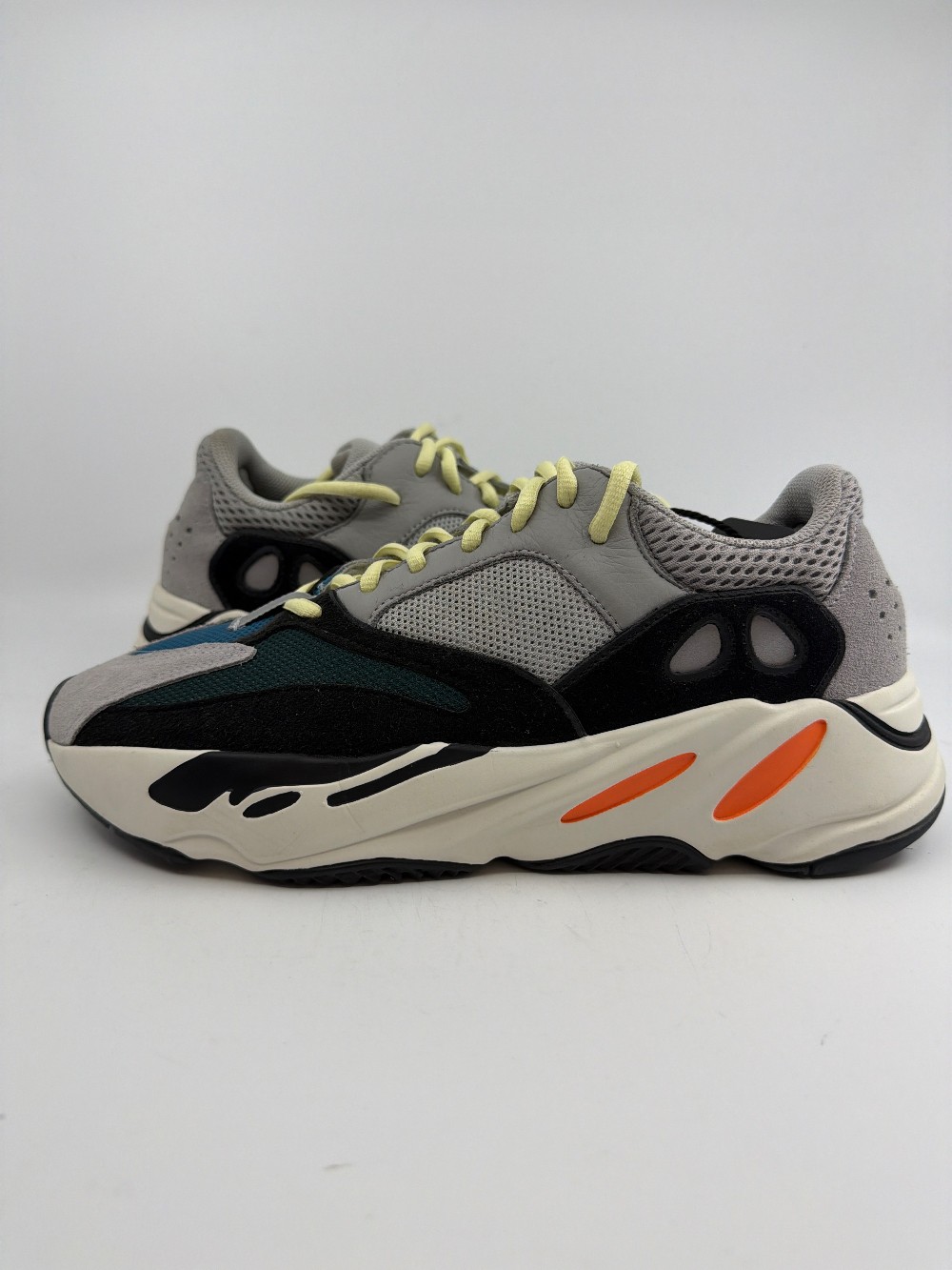 *USED/NO BOX* YEEZY 700 BOOST - WAVE RUNNER