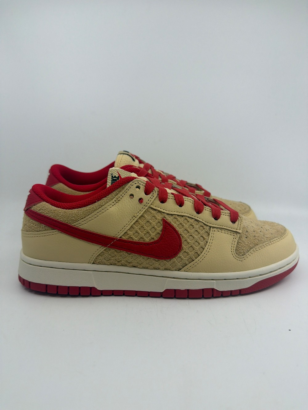 NIKE DUNK LOW - STRAWBERRY WAFFLE