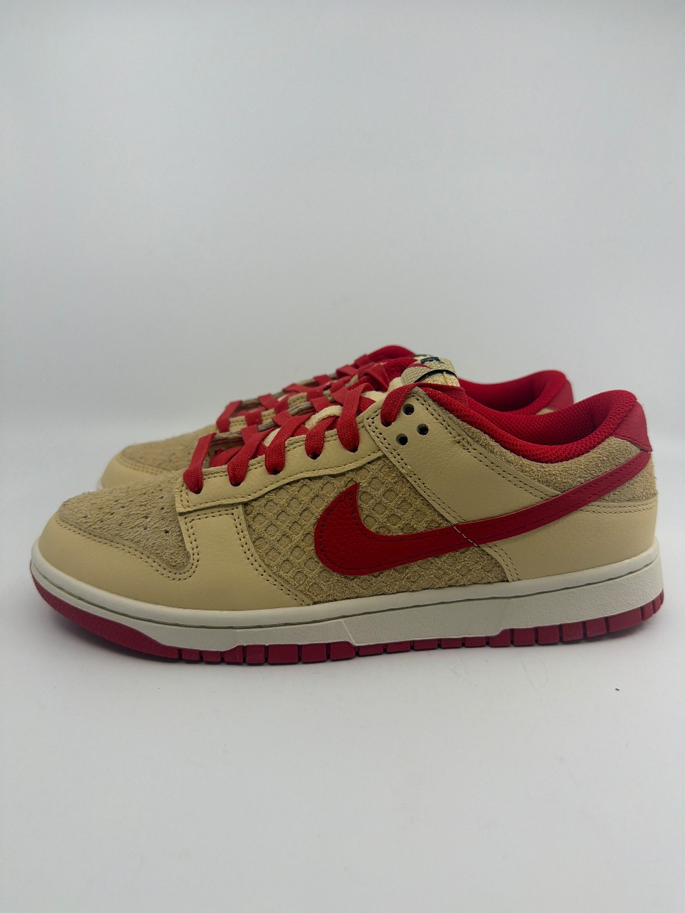 NIKE DUNK LOW - STRAWBERRY WAFFLE
