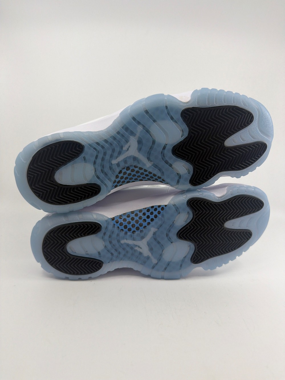 AJ 11 - LEGEND BLUE (2024)
