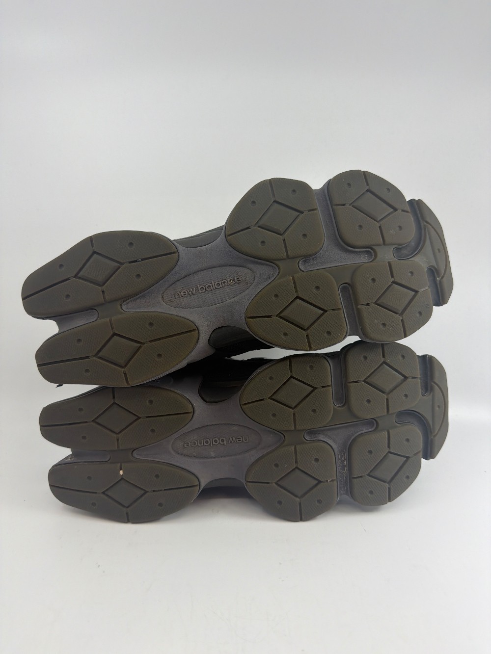 *USED* NEW BALANCE 9060 - BLACKTOP DARK MOSS