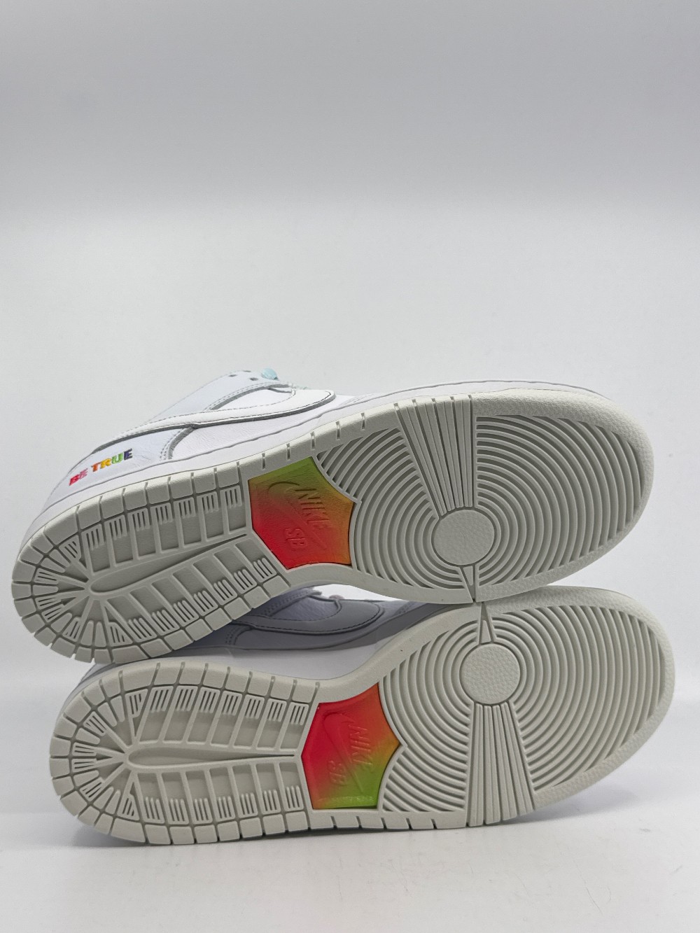 NIKE SB DUNK LOW - BE TRUE