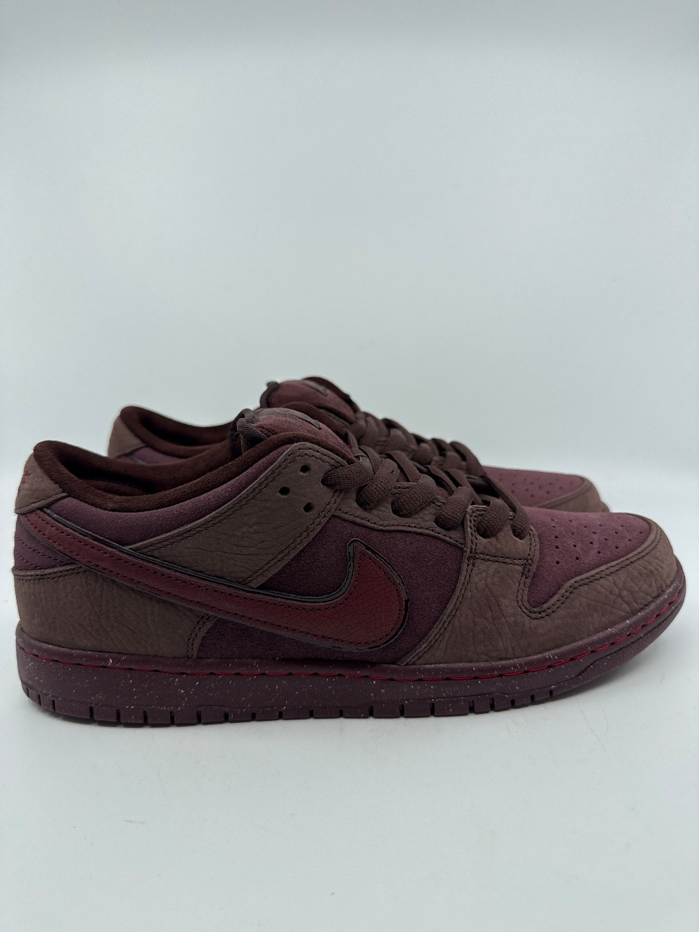NIKE SB DUNK LOW - CITY OF LOVE BURGUNDY CRUSH
