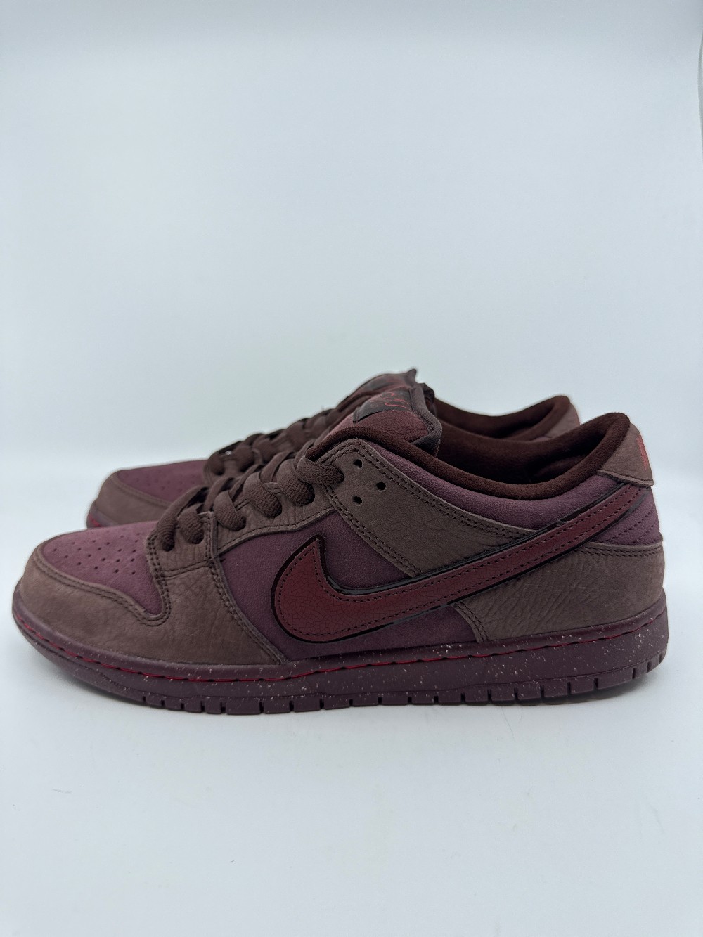 NIKE SB DUNK LOW - CITY OF LOVE BURGUNDY CRUSH