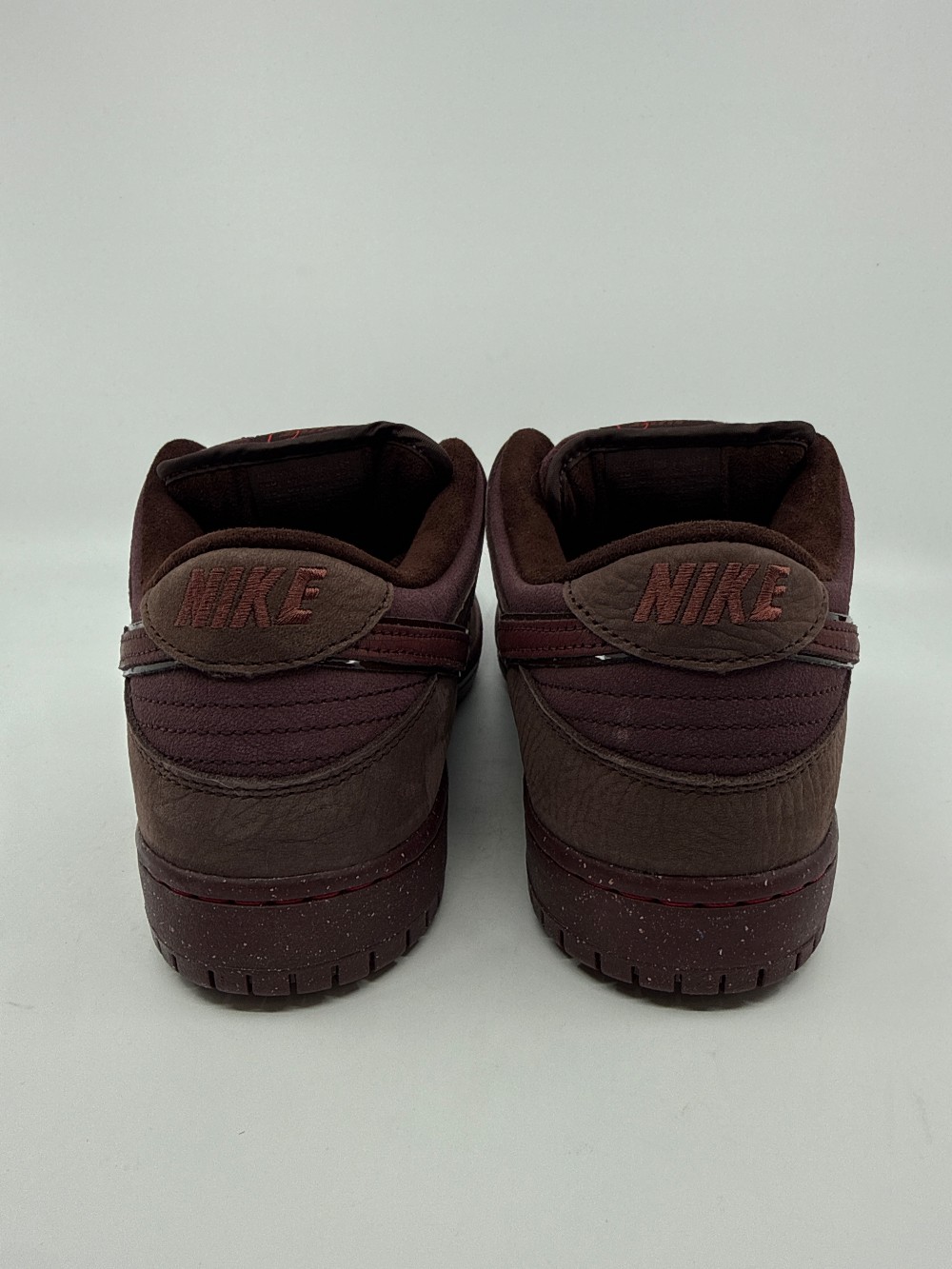 NIKE SB DUNK LOW - CITY OF LOVE BURGUNDY CRUSH