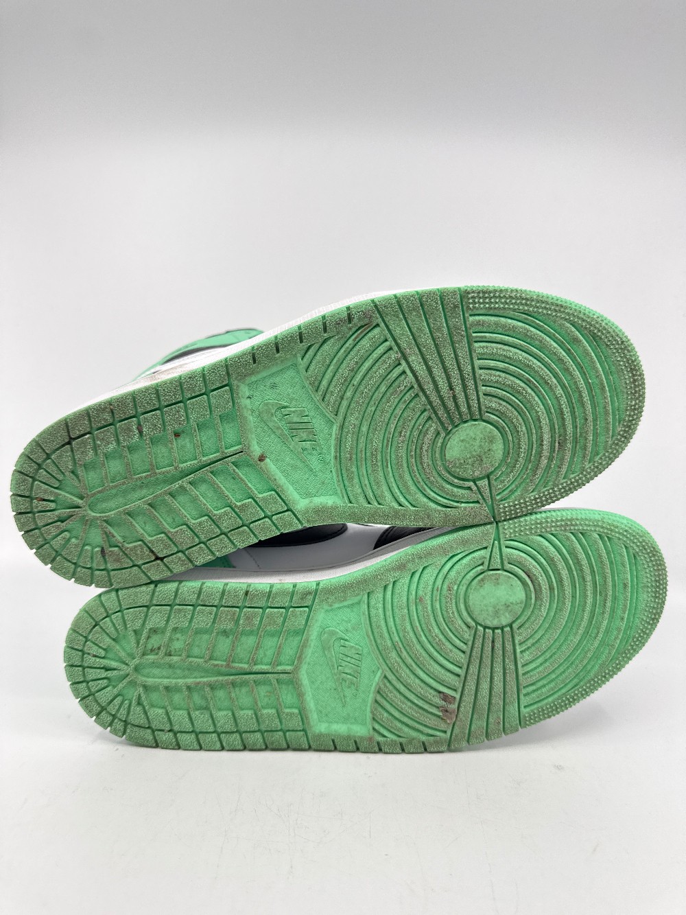*USED* AJ 1 - GREEN GLOW