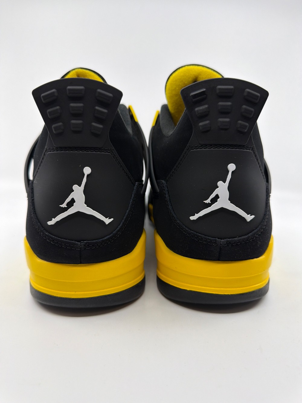 AJ 4 - THUNDER (2023)