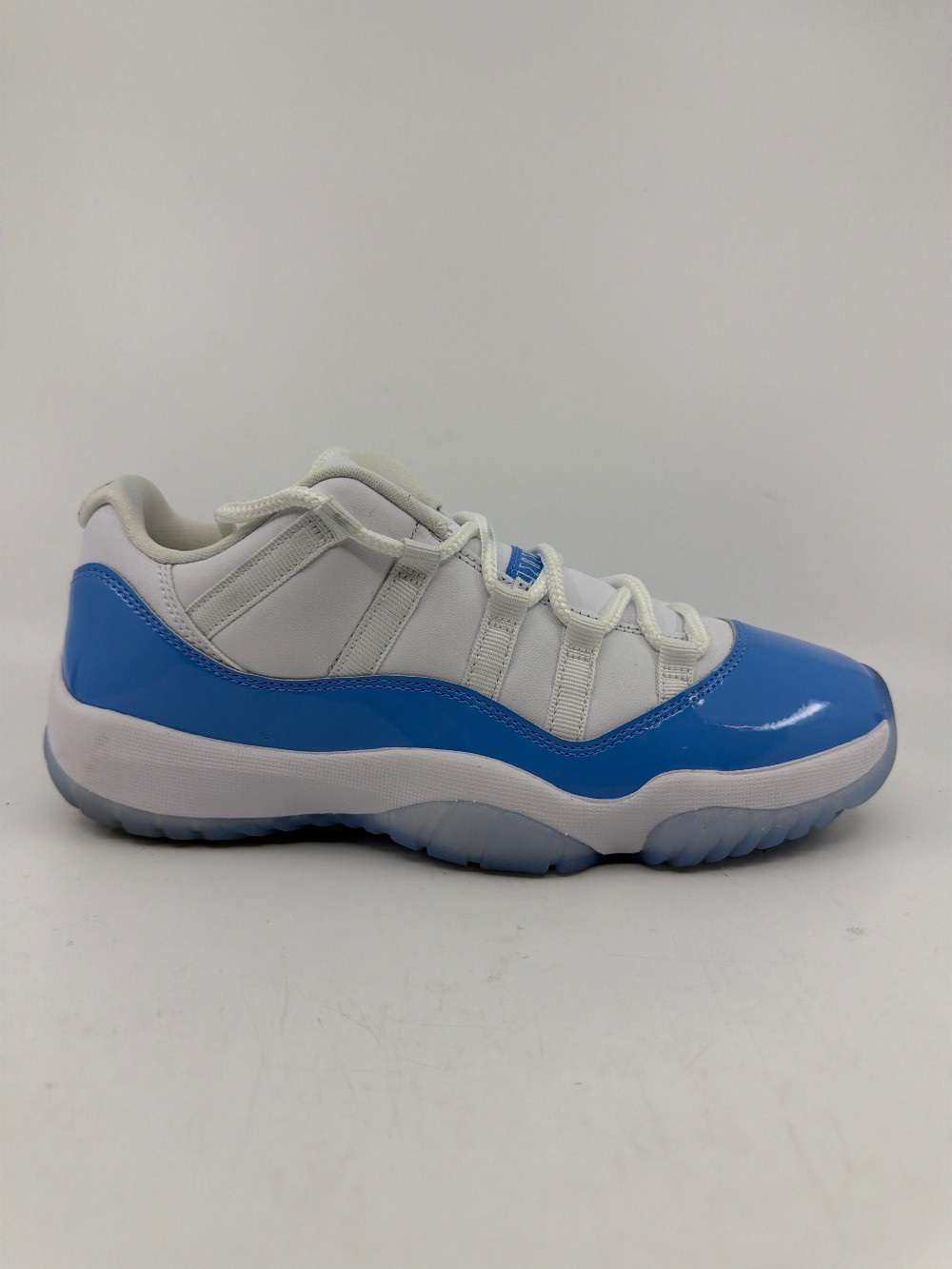 *USED* AJ 11 LOW - UNIVERSITY BUE (2026)