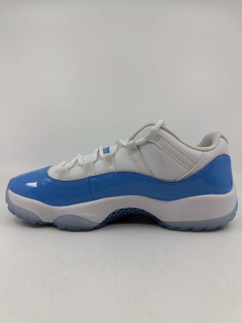 *USED* AJ 11 LOW - UNIVERSITY BUE (2026)