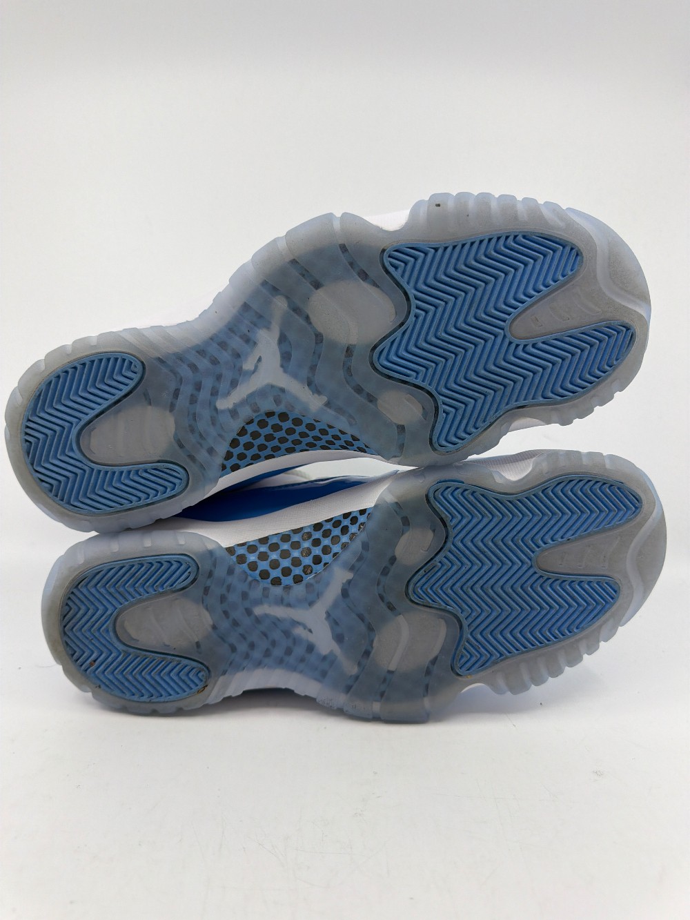 *USED* AJ 11 LOW - UNIVERSITY BUE (2026)