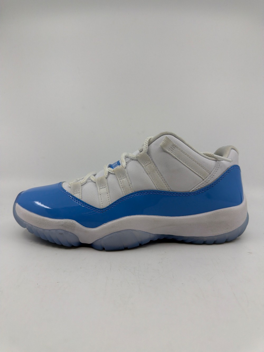 *USED* AJ 11 LOW - UNIVERSITY BUE (2026)