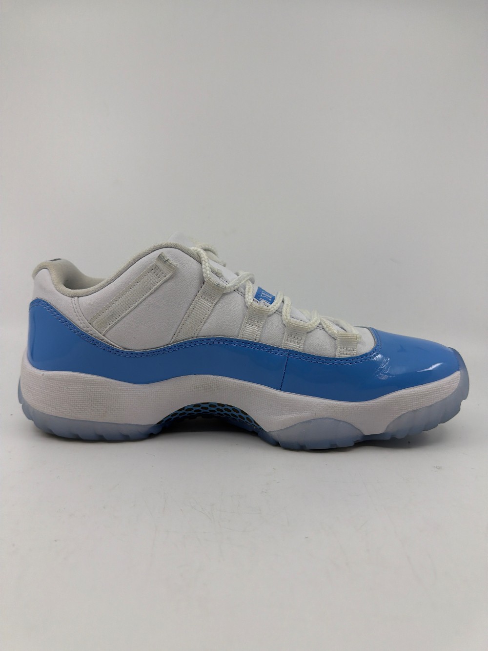 *USED* AJ 11 LOW - UNIVERSITY BUE (2026)