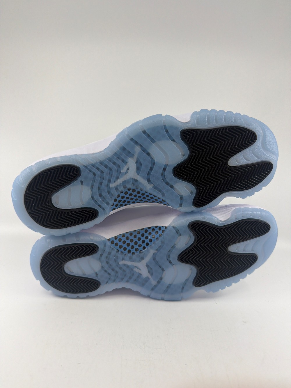 AJ 11 - LEGEND BLUE (2024)