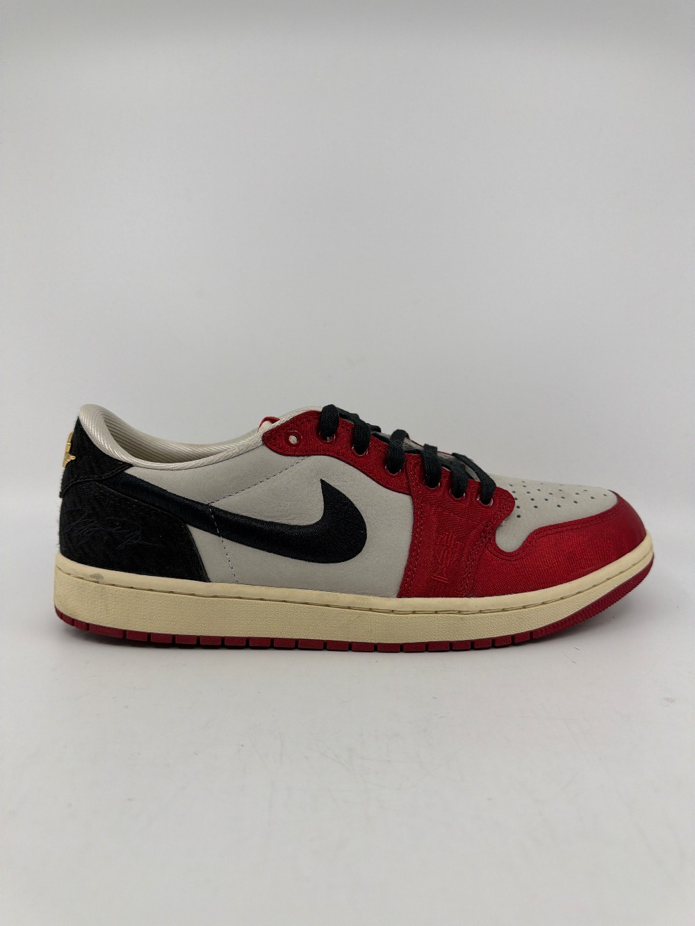 *USED* AJ 1 LOW - TROPHY ROOM ROOKIE CARD AWAY
