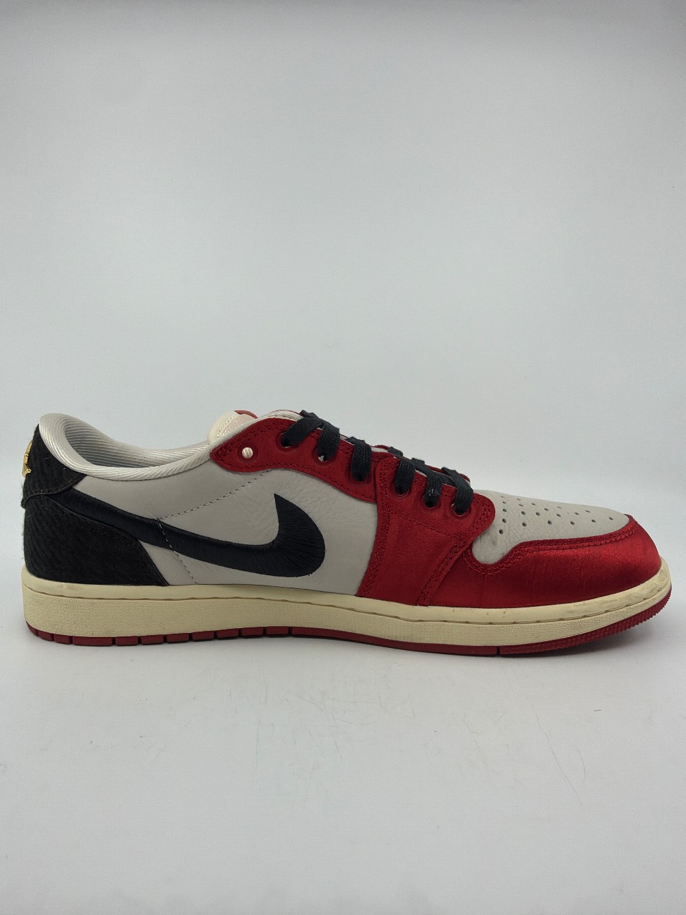 *USED* AJ 1 LOW - TROPHY ROOM ROOKIE CARD AWAY