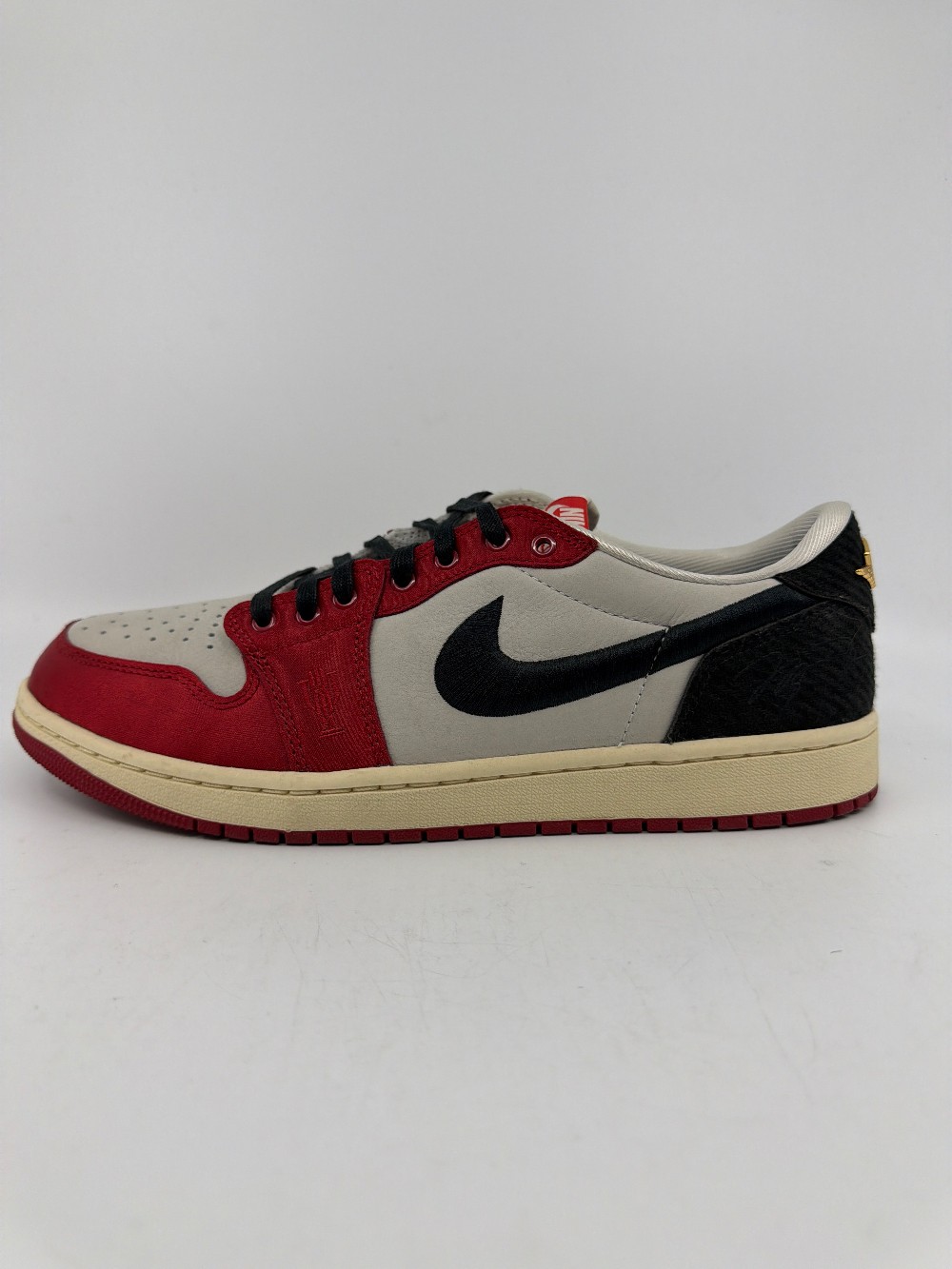 *USED* AJ 1 LOW - TROPHY ROOM ROOKIE CARD AWAY