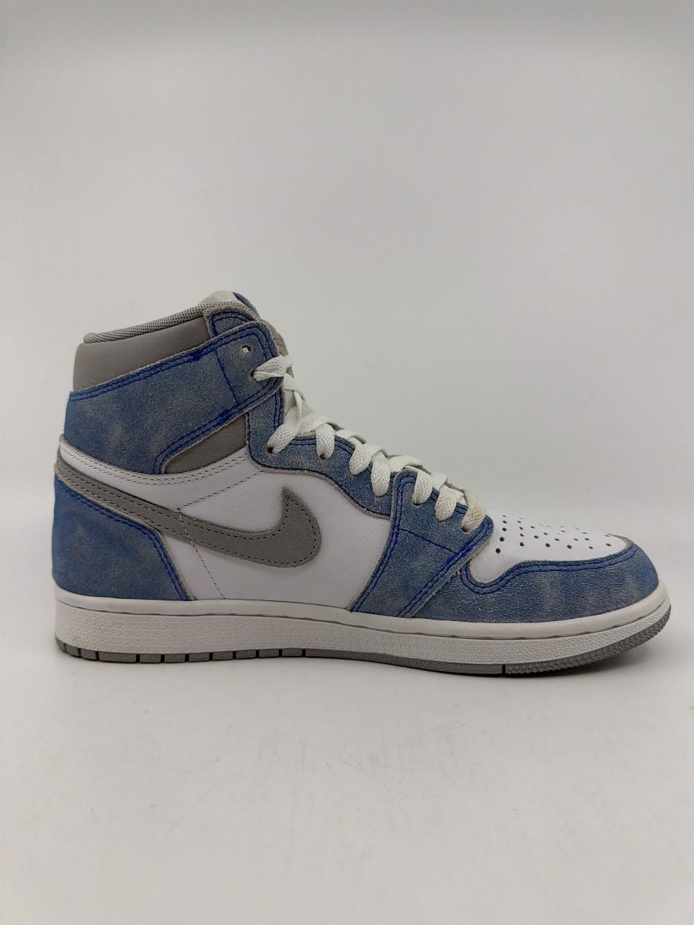 *USED* AJ 1 - HYPER ROYAL