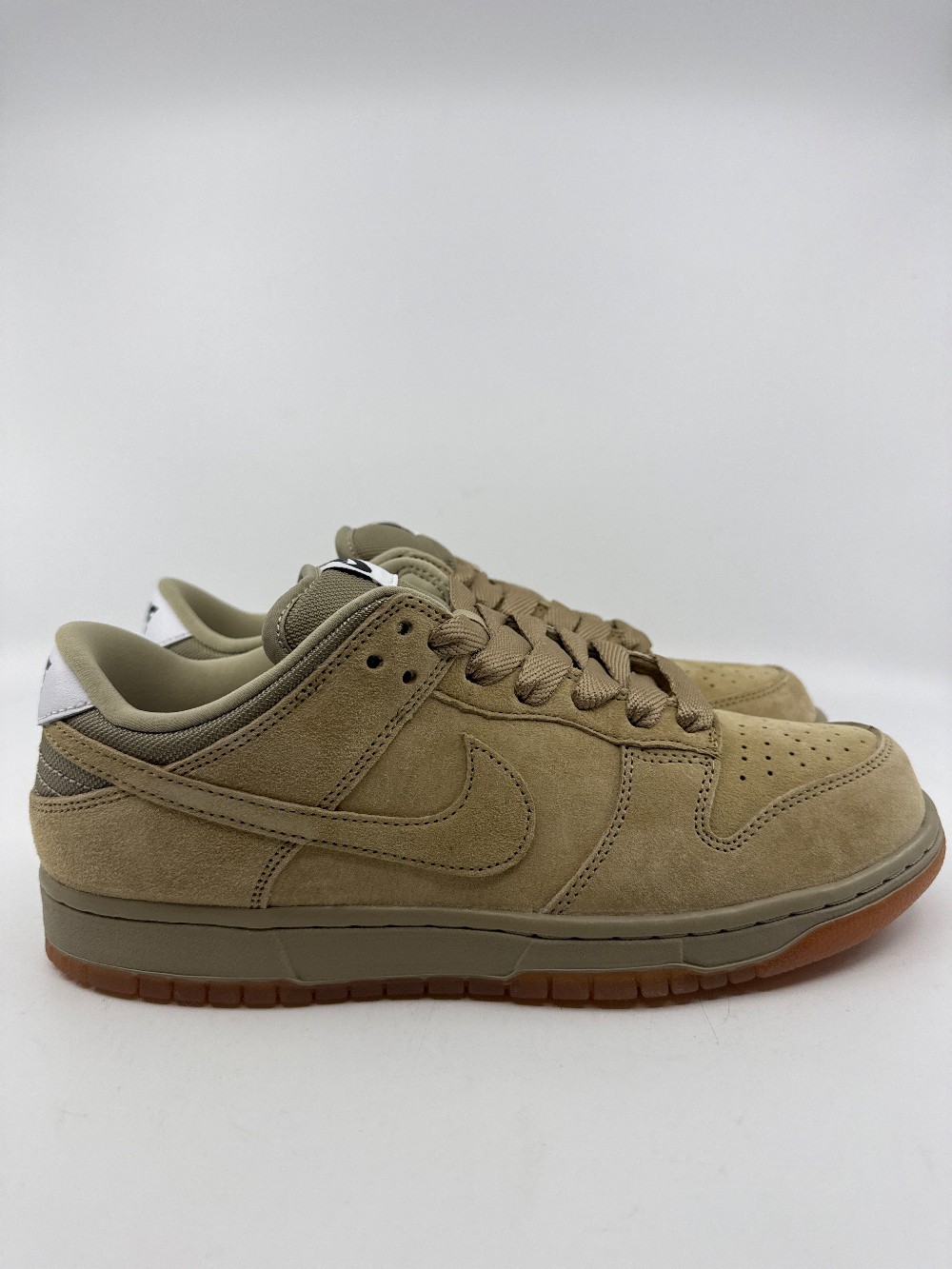 NIKE SB DUNK LOW - PARACHUTE BEIGE