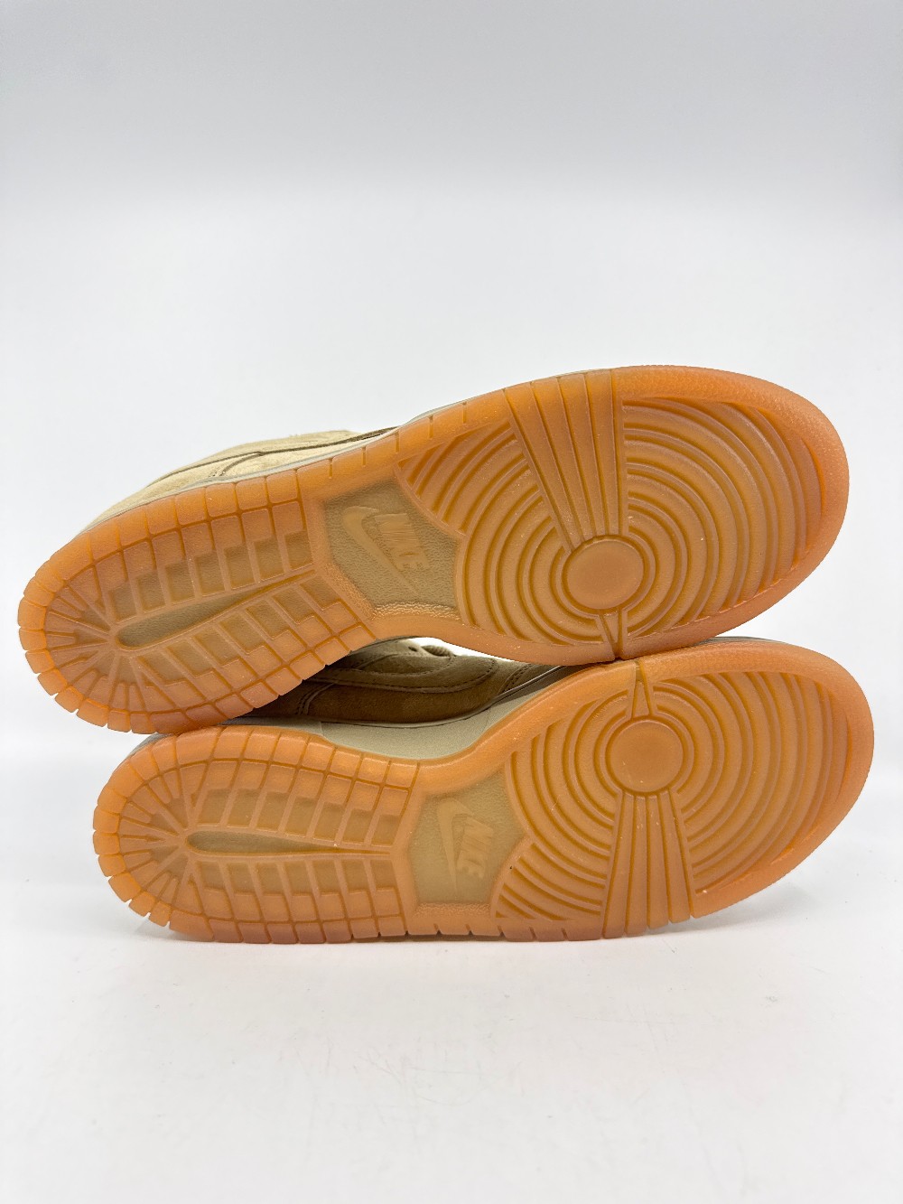 NIKE SB DUNK LOW - PARACHUTE BEIGE