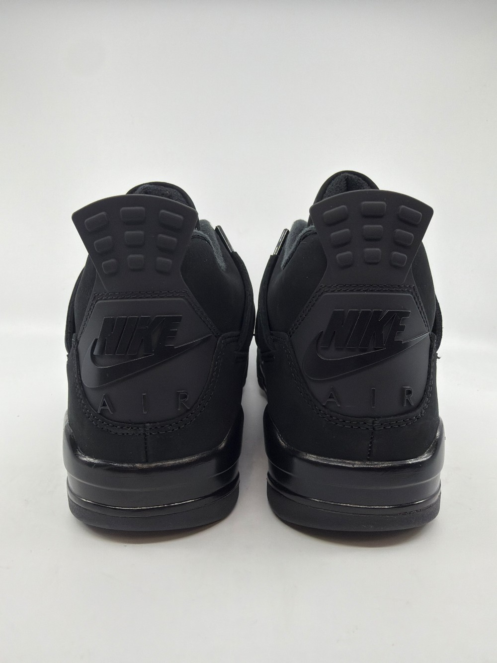 AJ 4 - BLACK CAT (2025)