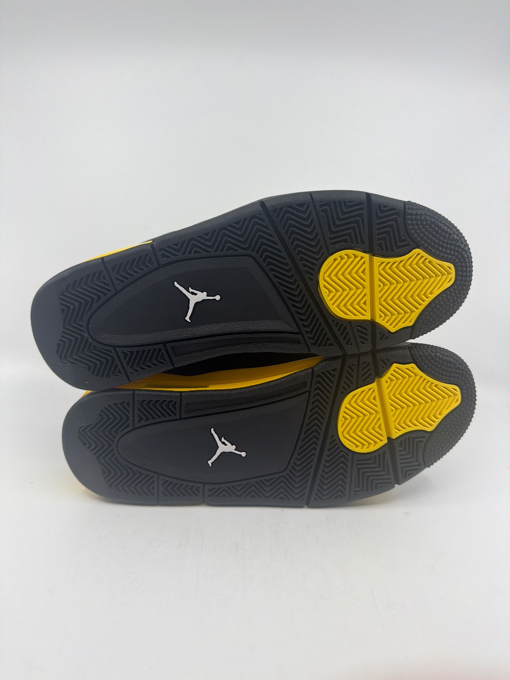 AJ 4 - THUNDER (2023)