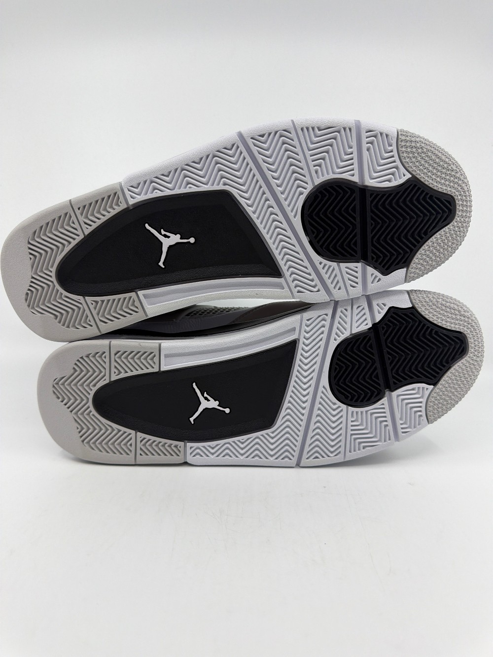 AJ 4 - MILITARY BLACK