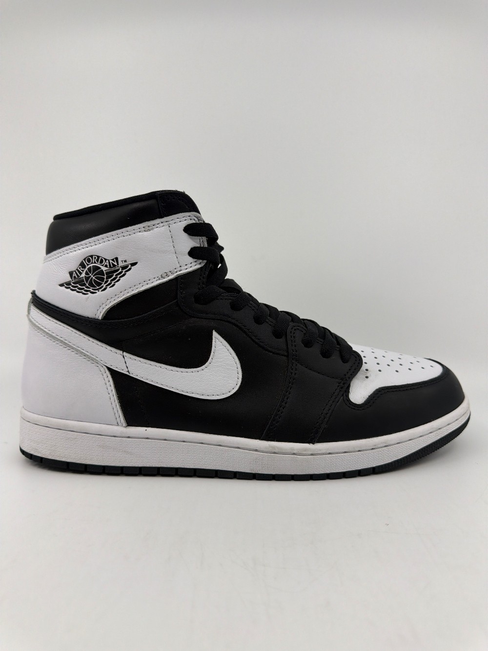 *USED* AJ 1 - BLACK WHITE