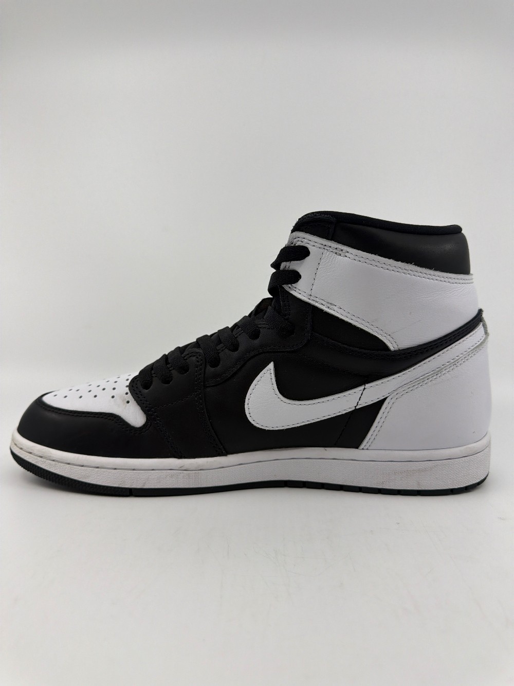 *USED* AJ 1 - BLACK WHITE