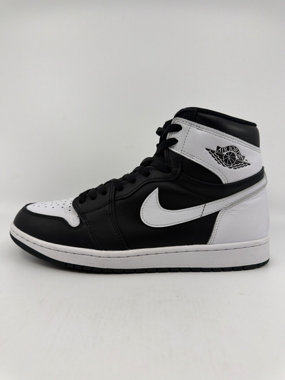 *USED* AJ 1 - BLACK WHITE