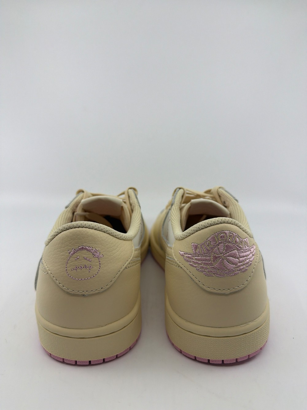 AJ 1 LOW X TRAVIS SCOTT - SHY PINK