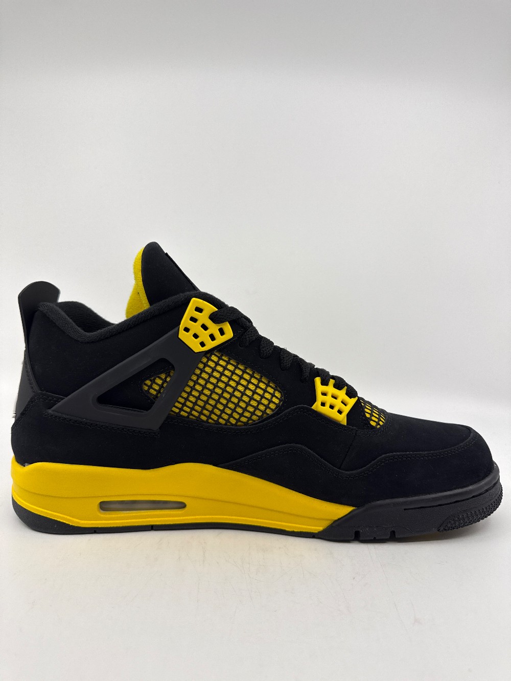 AJ 4 - THUNDER (2023)