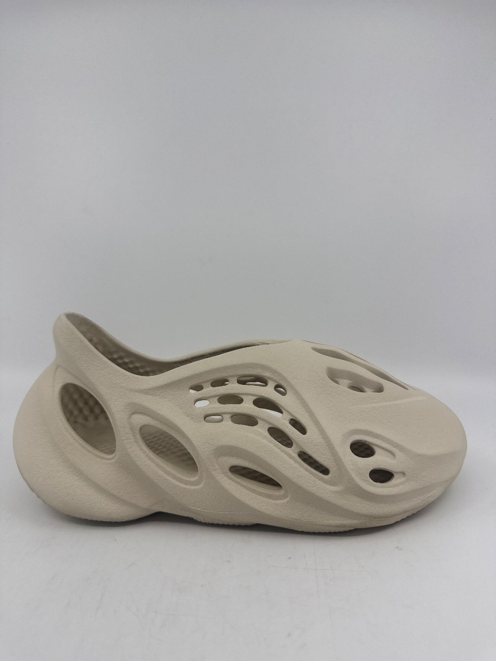*USED* YEEZY FOAM RUNNER - SAND